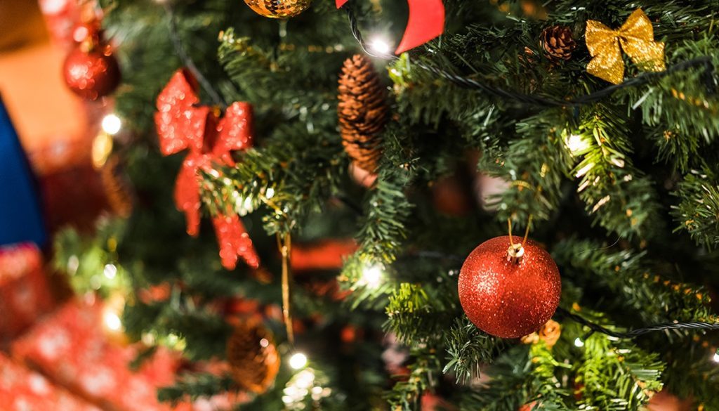 christmas-tree-with-decorations-picjumbo-com