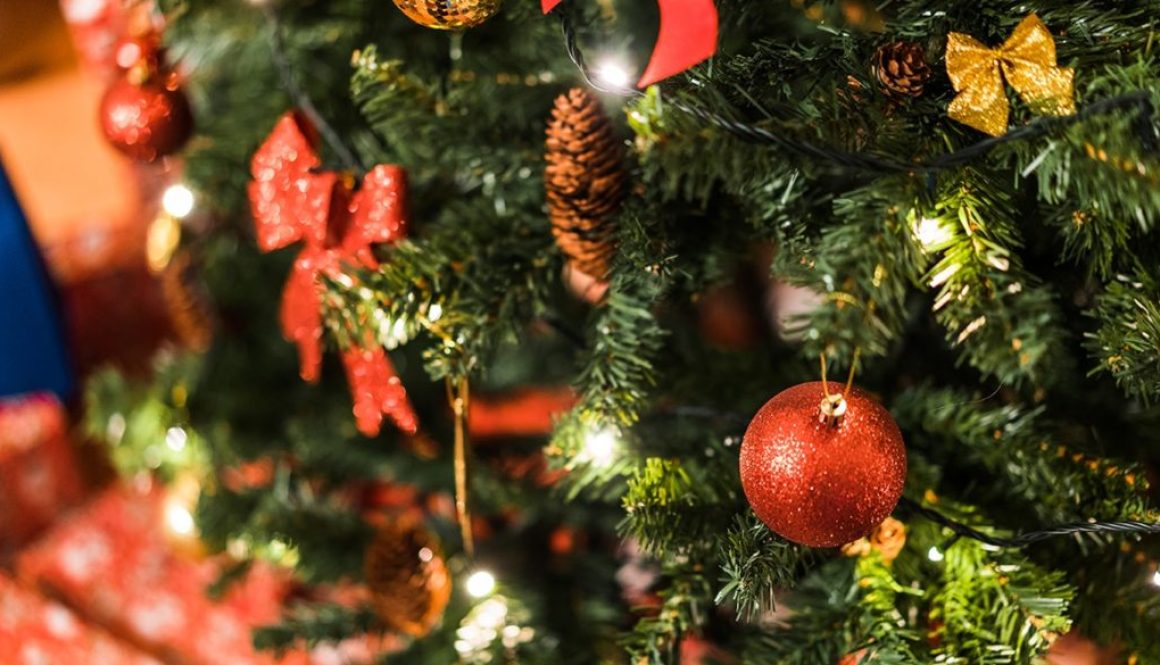 christmas-tree-with-decorations-picjumbo-com